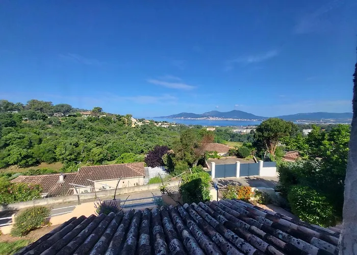 Dans Avec Piscines 4-6 Personnes Briloc 度假居