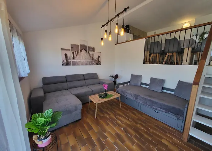 Dans Avec Piscines 4-6 Personnes Briloc 度假居 *